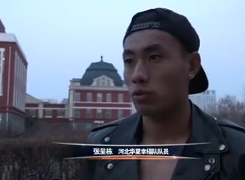 他一直关注着叙利亚那边关于八名人质的报道，但让他感觉非常紧张的是，这件事情竟然没有任何公开报道的最新进展。